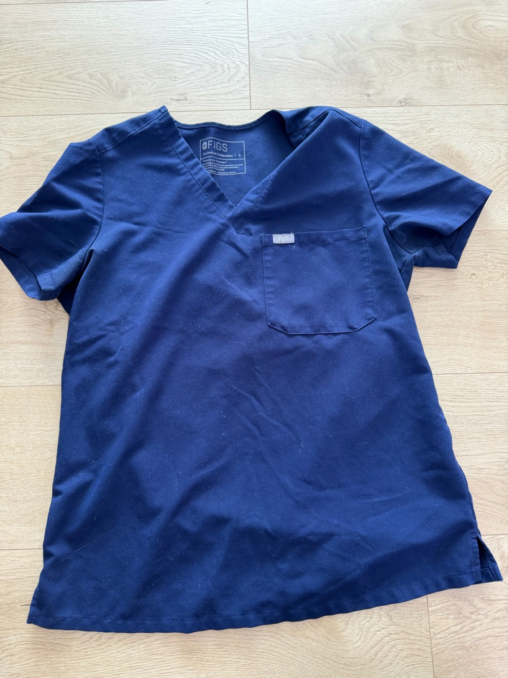 Figs women’s V-Neck Scrub Top - Navy Blue